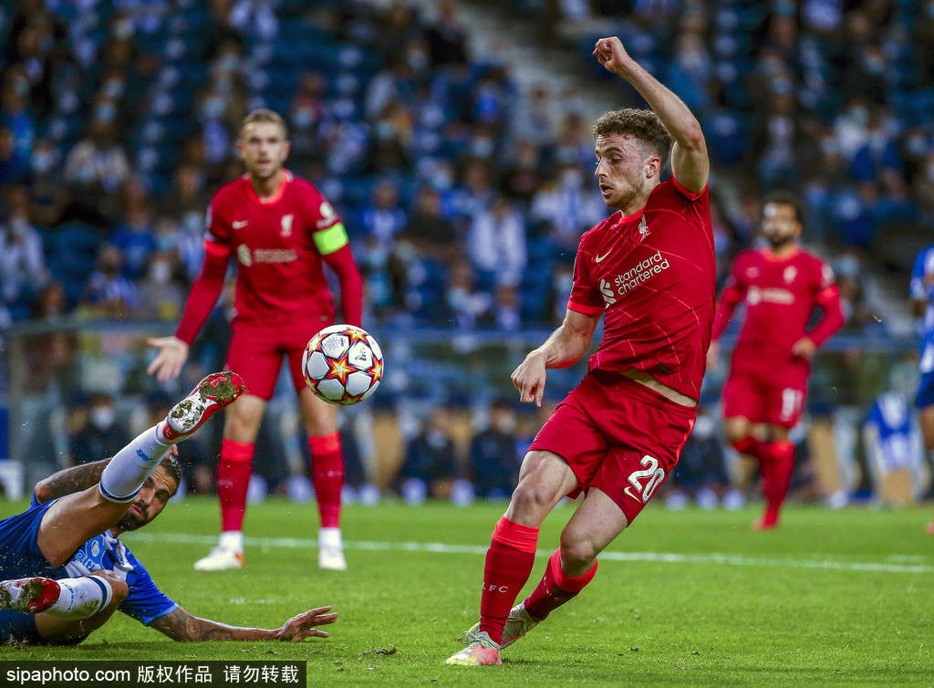 甜😍阳光+大海+沙滩+狗狗，若奥-内维斯和女友一同享受假期